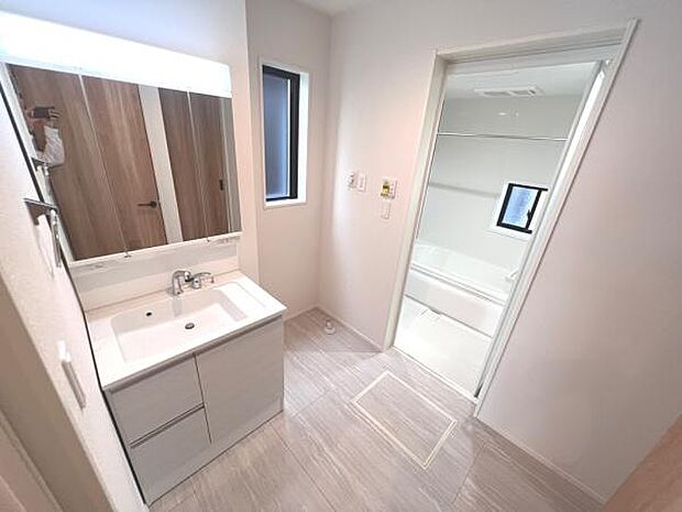 独立洗面台の横にはランドリースペースがございます。