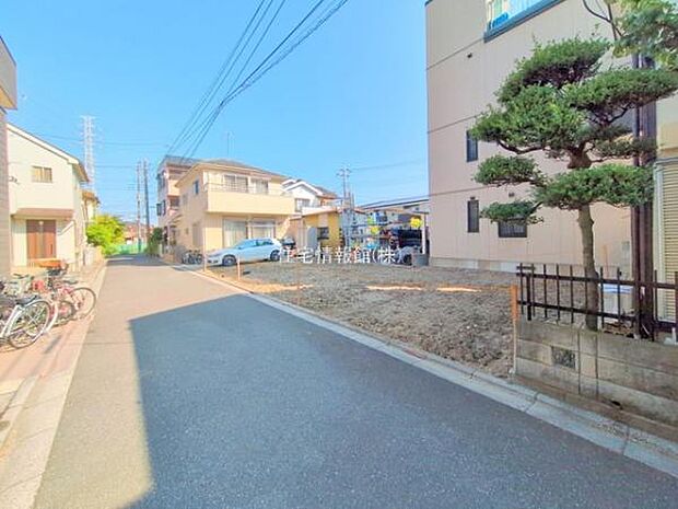 前面道路を含めた現地写真です。
