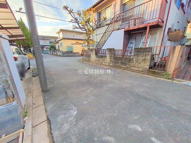 前面道路を含めた現地写真です。