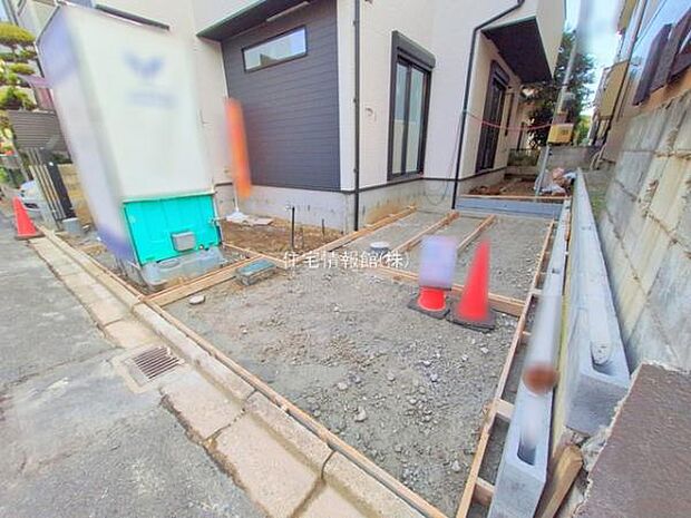 前面道路を含めた現地写真です。