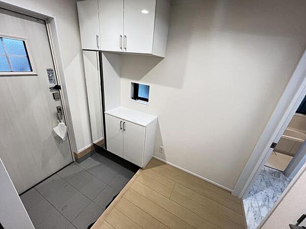 綺麗で明るい玄関でお客様をお迎えいただけます。