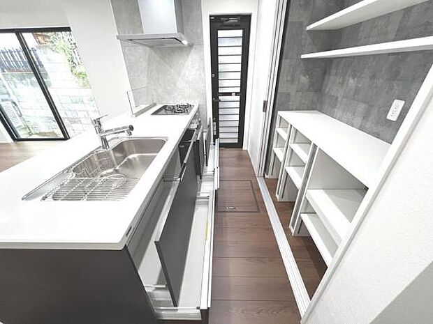 ご家族を見守りながら家事が捗る対面式キッチン。お料理をしながらご家族のサポートも可能です。