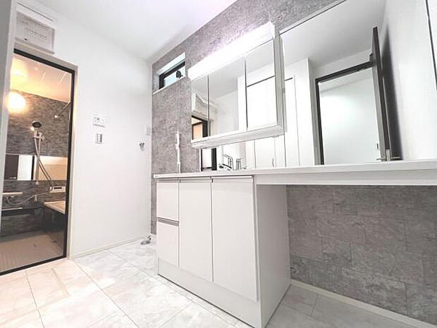 洗面化粧台です。朝の身支度から1日が始まります。