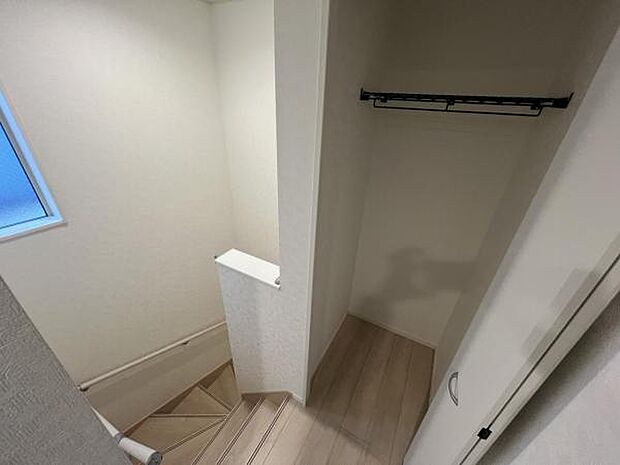 いつでもお部屋をスッキリお使い頂ける収納スペースを設置。