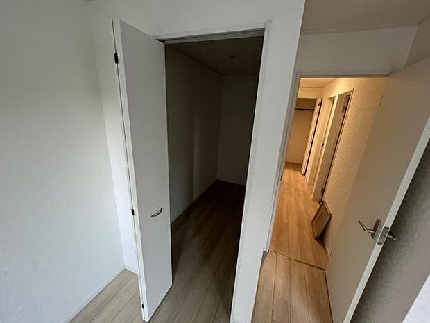 いつでもお部屋をスッキリお使い頂ける収納スペースを設置。