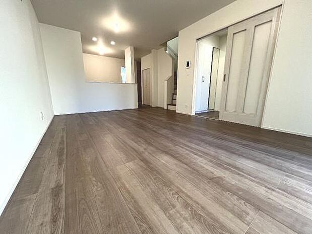 お食事中もキッチンと会話が楽しめるダイニングスペース。