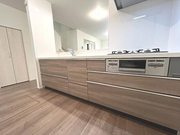 ご家族を見守りながら家事が捗る対面式キッチン。お料理をしながらご家族のサポートも可能です。