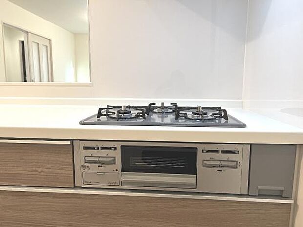 作業スペースが広く家事動線をゆったりと確保できるキッチンです。