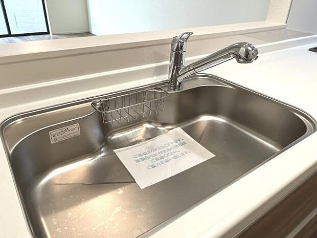 作業スペースが広く家事動線をゆったりと確保できるキッチンです。