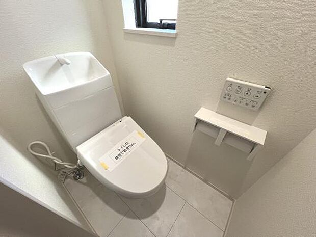シャワー洗浄機能付のトイレは、清潔感が印象的な空間ですね。