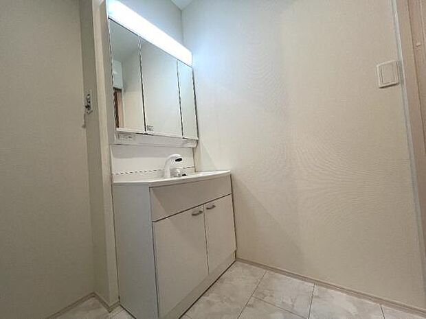 洗面化粧台です。朝の身支度から1日が始まります。