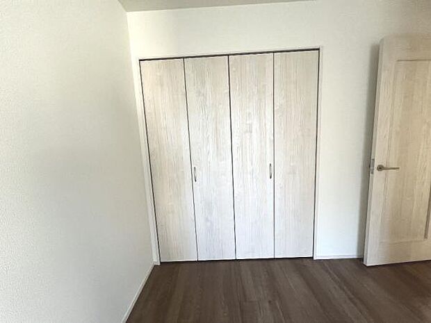 いつでもお部屋をスッキリお使い頂ける収納スペースを設置。