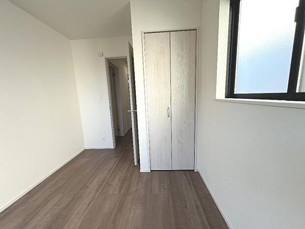 木の温もりが優しいフローリングの収納スペース付き洋室です。