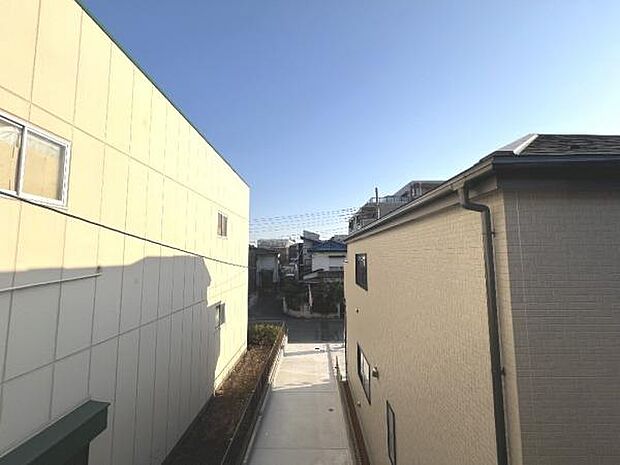 バルコニーからの眺望です。明るい陽射しを浴びながらゆったりと過ごすのも良いですね。