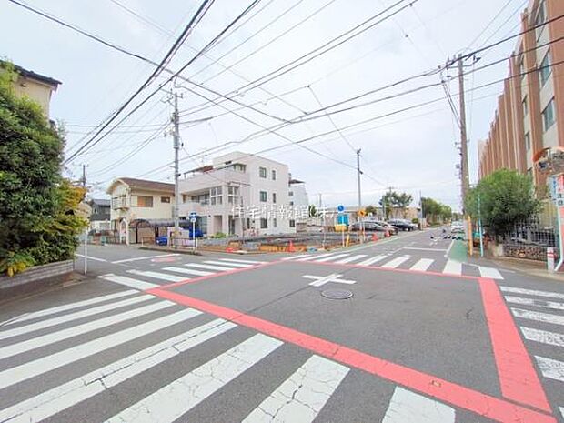 前面道路を含めた現地写真です。