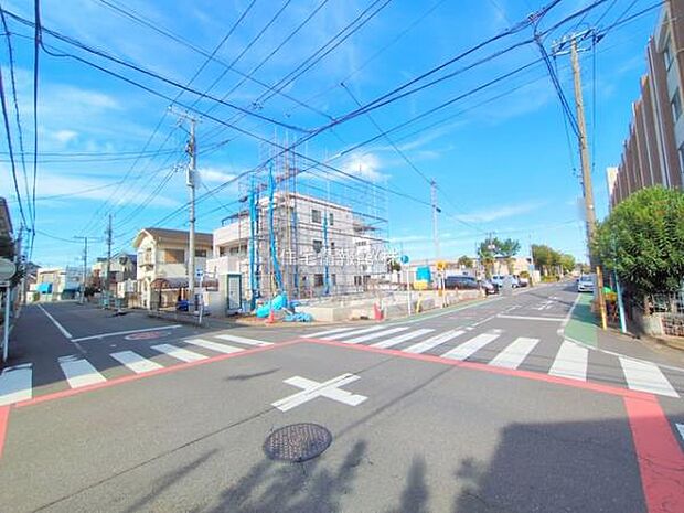 前面道路を含めた現地写真です。