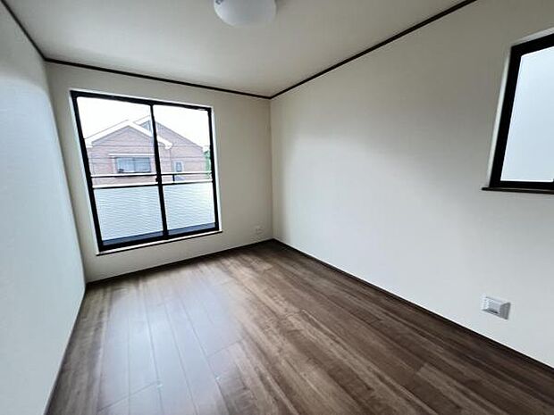 寝室にもご利用いただける居室スペースです明るい広々とした主寝室でご家族ゆっくりお休みになれま