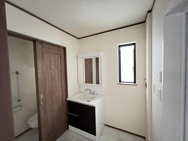 洗面化粧台です。朝の身支度から1日が始まります。収納力と機能性に優れたお手入れラクラク洗面化粧台です