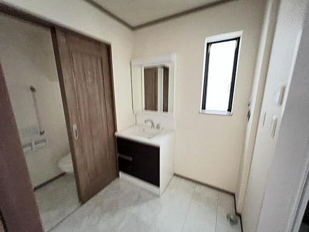 脱衣所は小さなお子様がいるご家庭にも重宝されます。快適で清潔感がある脱衣スペースです。