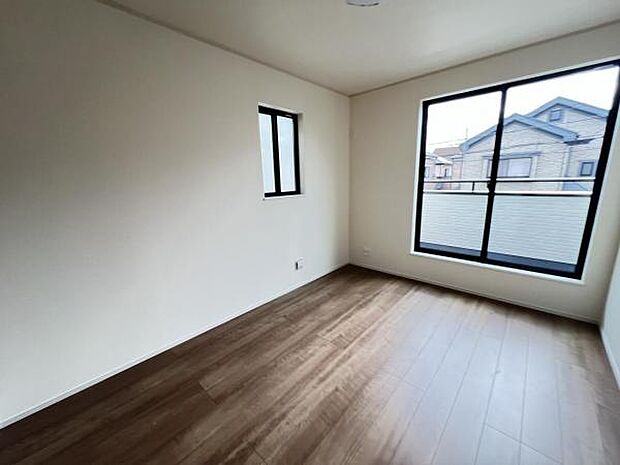 寝室にもご利用いただける居室スペースです明るい広々とした主寝室でご家族ゆっくりお休みになれま