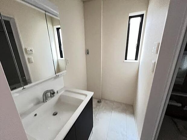 洗面化粧台です。朝の身支度から1日が始まります。収納力と機能性に優れたお手入れラクラク洗面化粧台です