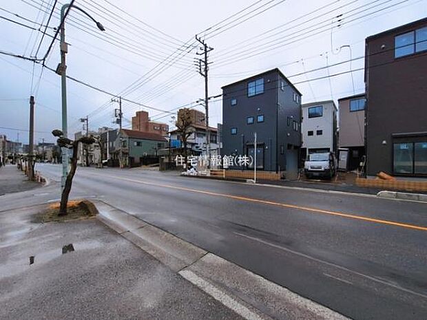 前面道路を含めた現地写真です。