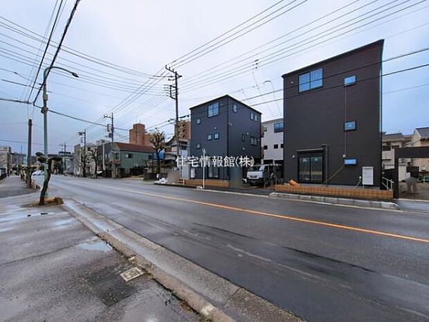 前面道路を含めた現地写真です。