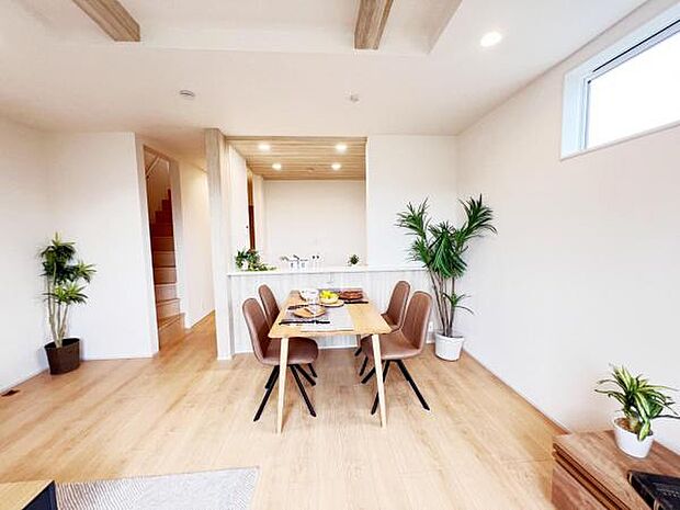 家族とゆったり時間を過ごせるリビングダイニング。