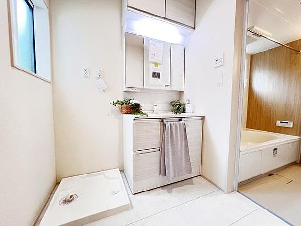 洗面化粧台です。朝の身支度から1日が始まります。