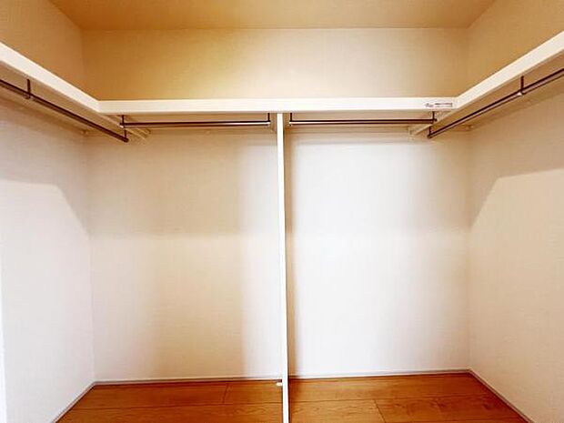 ウォークインクローゼットがあり収納スペースも豊富。季節物もスッキリ片付きそうです。