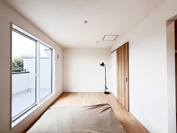 木の温もりが優しいフローリングの収納スペース付き洋室です。