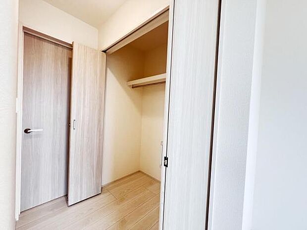 いつでもお部屋をスッキリお使い頂ける収納スペースを設置。