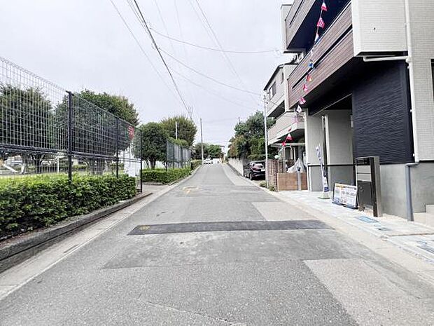 前面道路を含めた現地写真です。