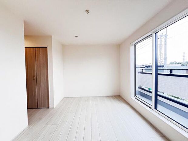 木の温もりが優しいフローリングの収納スペース付き洋室です。