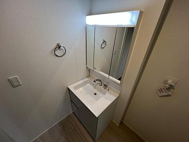 洗面化粧台です。朝の身支度から1日が始まります。