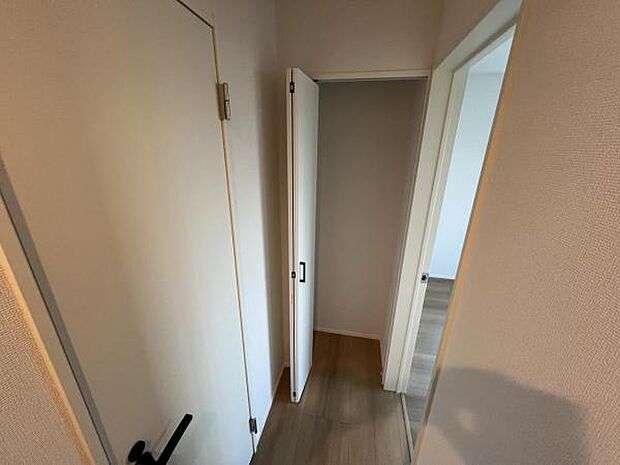 いつでもお部屋をスッキリお使い頂ける収納スペースを設置。