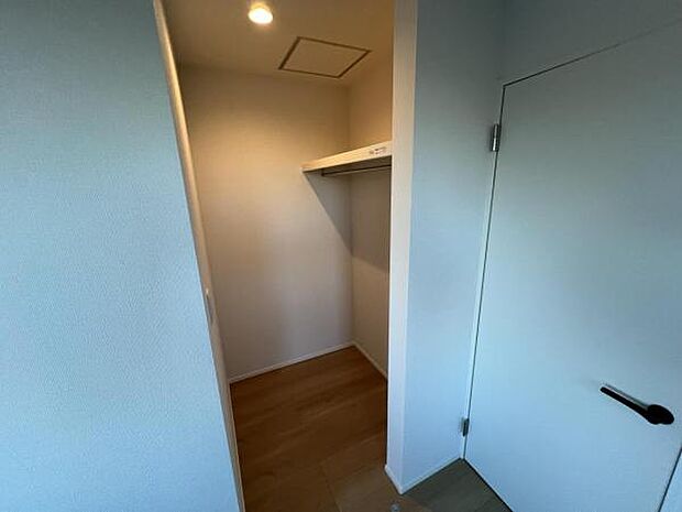 いつでもお部屋をスッキリお使い頂ける収納スペースを設置。