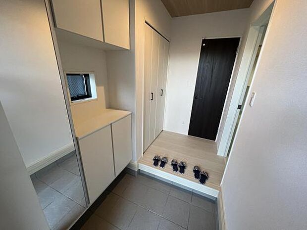 綺麗で明るい玄関でお客様をお迎えいただけます。