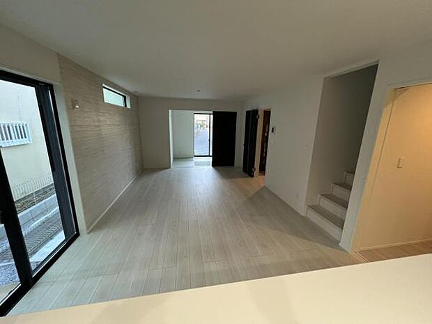 お食事中もキッチンと会話が楽しめるダイニングスペース。