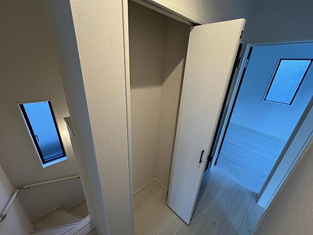 いつでもお部屋をスッキリお使い頂ける収納スペースを設置。