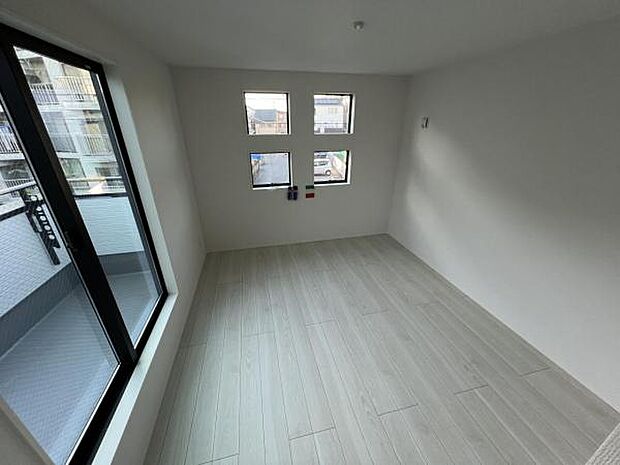 木の温もりが優しいフローリングの収納スペース付き洋室です。