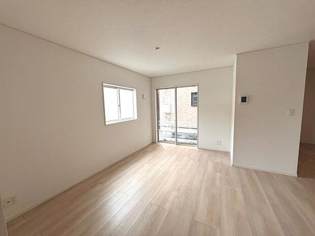 お食事中もキッチンと会話が楽しめるダイニングスペース。