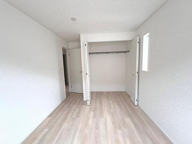 明るい広々とした主寝室でご家族ゆっくりお休みになれますね。