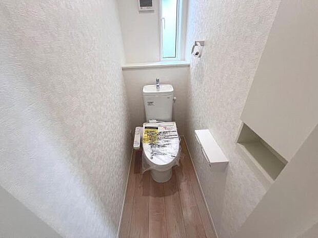 シャワー洗浄機能付のトイレは、清潔感が印象的な空間ですね。