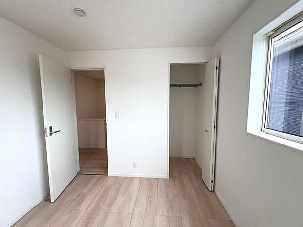 中の物を確認しやすく、取り出しやすい収納スペース。お部屋を広々とお使いいただけます。