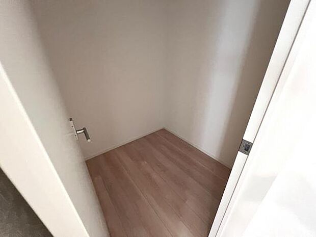 いつでもお部屋をスッキリお使い頂ける収納スペースを設置。