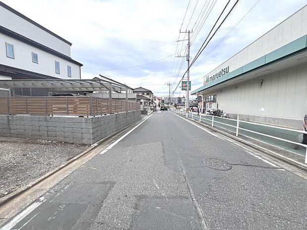 前面道路を含めた現地写真です。
