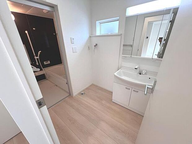 独立洗面台の横にはランドリースペースがございます。