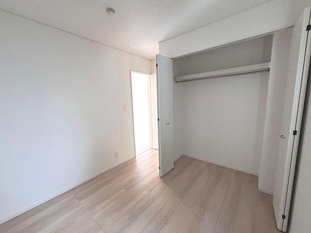 いつでもお部屋をスッキリお使い頂ける収納スペースを設置。