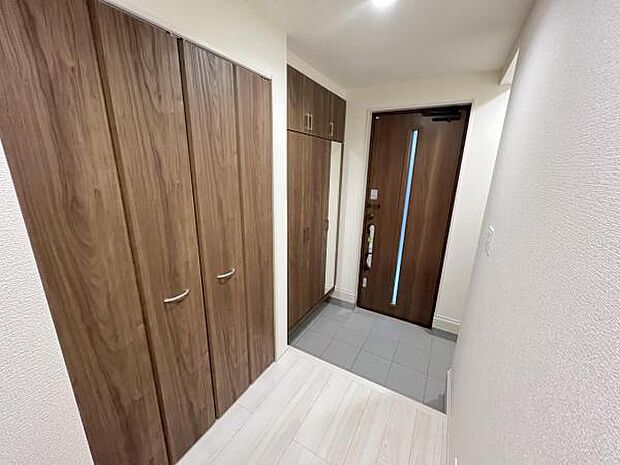 綺麗で明るい玄関でお客様をお迎えいただけます。